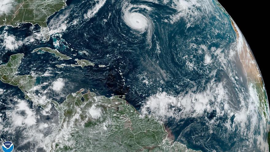 El huracán Nigel resiste al noreste de Bermudas y evoluciona a tormenta tropical