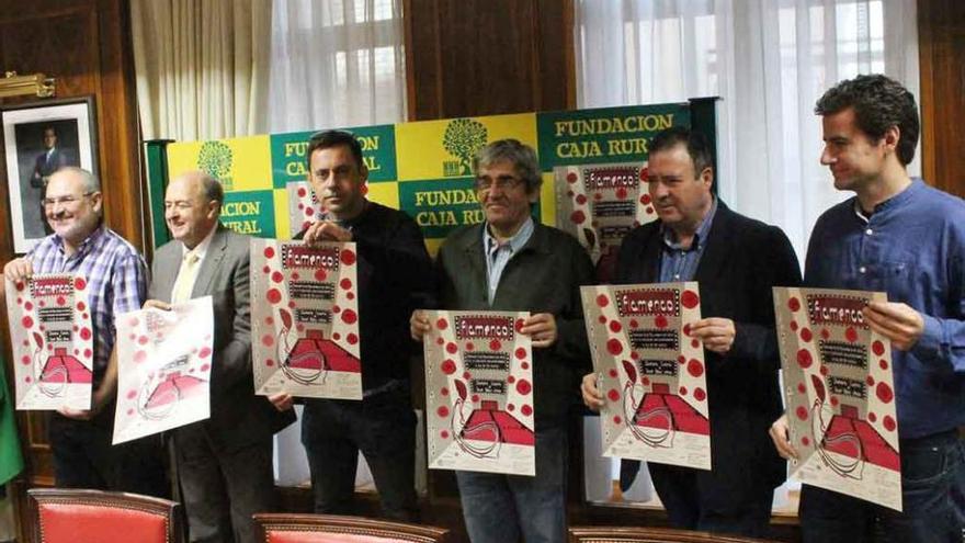 Integrantes de la peña flamenca, de Caja Rural y artistas con el cartel anunciador del festival.