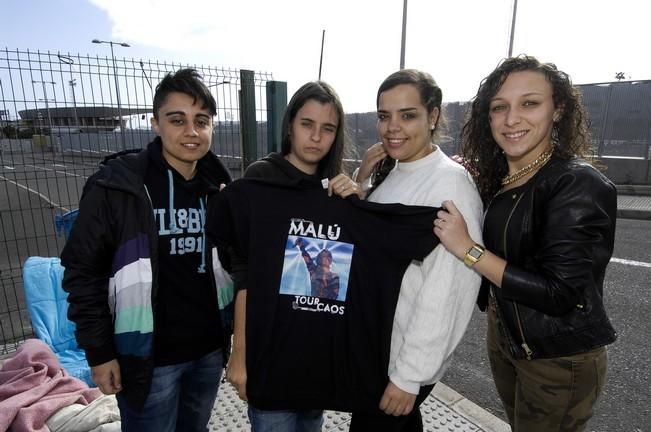 GENTE HACIENDO COLA PARA EL CONCIERTO DE MALU