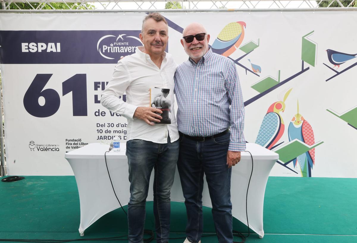 La Fira del Llibre desafía al mal tiempo y celebra un sábado de máxima afluencia La Fira del Llibre desafía al mal tiempo y celebra un sábado de máxima afluencia