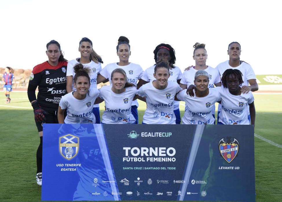 Partido del torneo Egalité de fútbol femenino