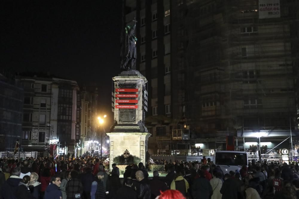 La estatua de Pelayo en Gijón luce su disfraz