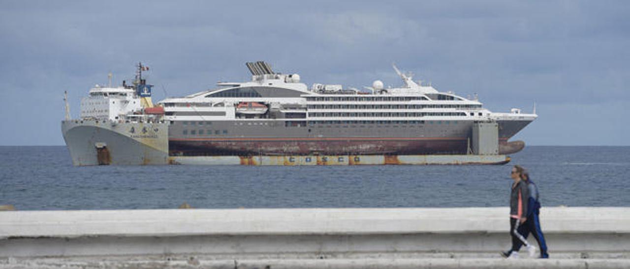 El &#039;Kang Sheng Kou&#039;, con el &#039;Le Boreal&#039; en la cubierta, a su entrada ayer al puerto de La Luz.