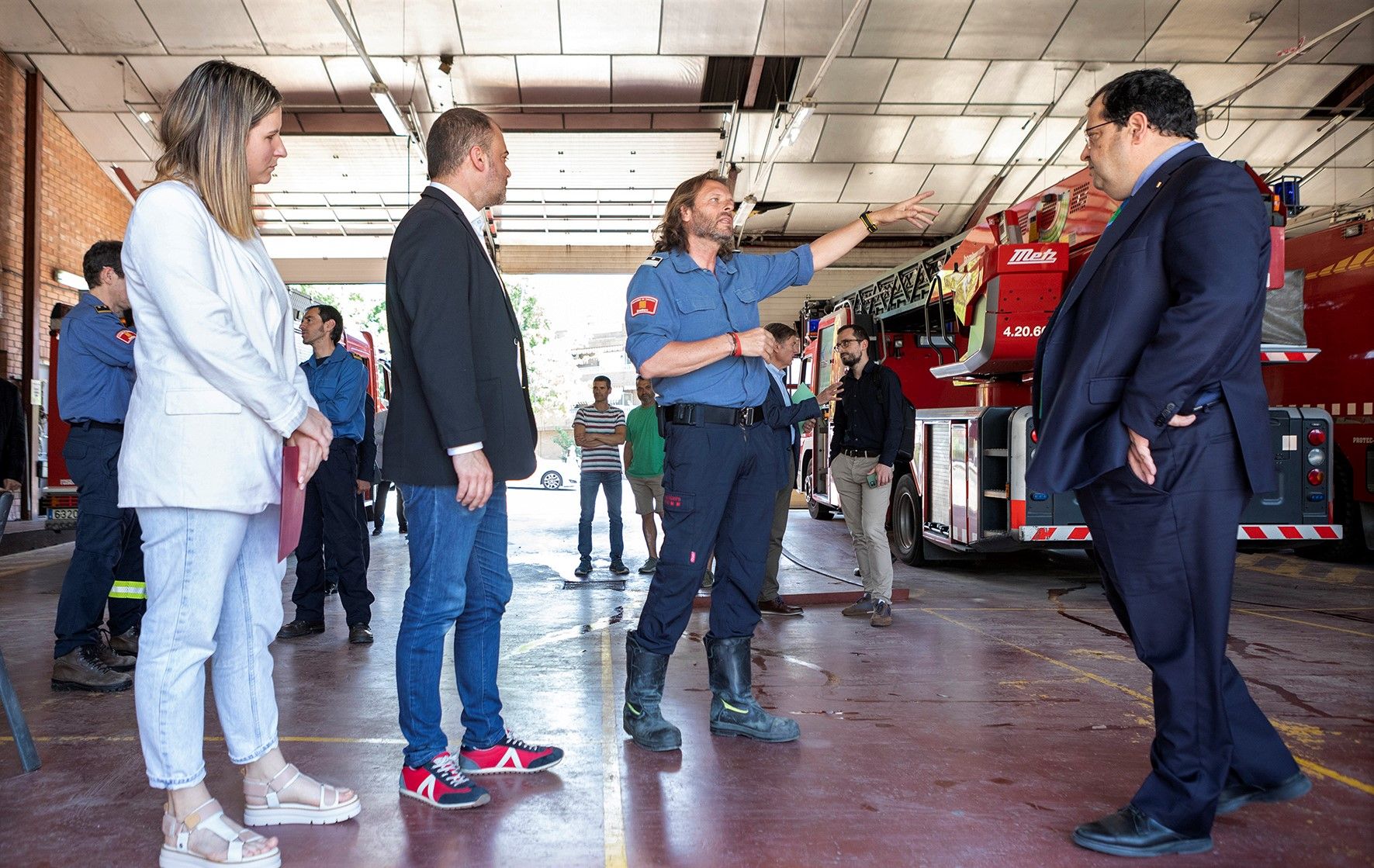 El alcalde de Terrassa, Jordi Ballart, y el conseller de Interior, Joan Ignasi Elena, durante la visita al parque de Bombers de Terrassa.