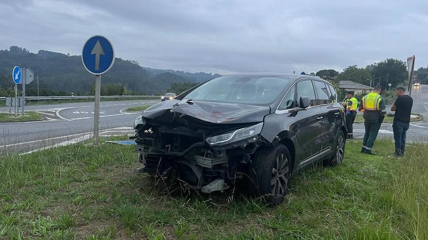 Aparatoso accidente en el cruce de Queirís, que sigue sin plazos para su reforma