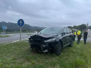 Aparatoso accidente en el cruce de Queirís, que sigue sin plazos para su reforma