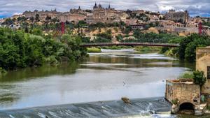 El río Tajo a su paso por la ciudad de Toledo.
