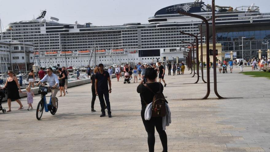 Turistas en la Marina el año pasado, con un crucero de fondo.   | // VÍCTOR ECHAVE