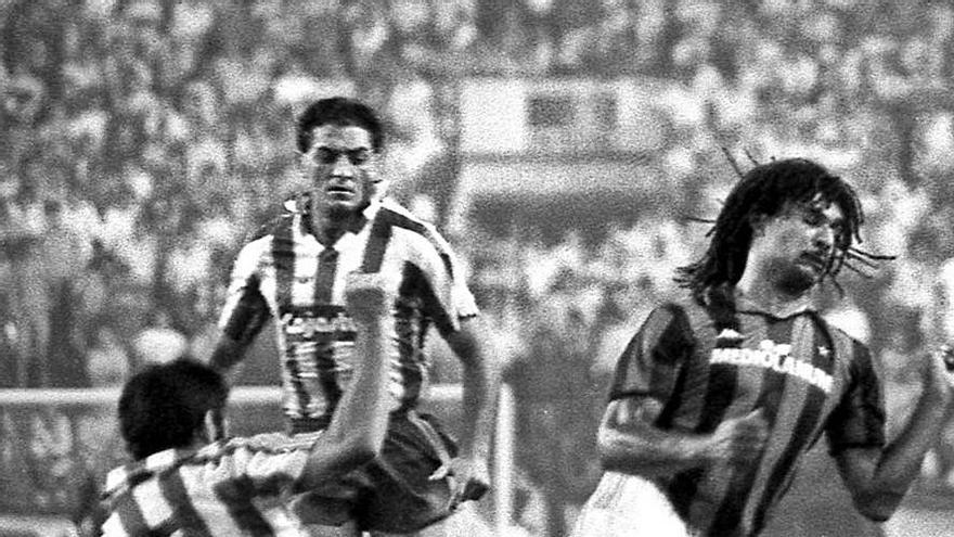 Jiménez corta un avance de Gullit, con Espinosa siguiendo la jugada.