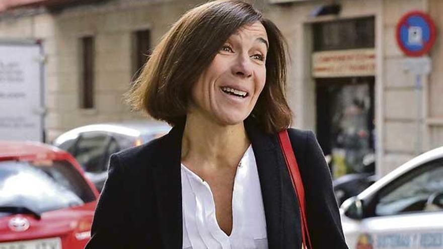 Pilar Carbonell, hoy ya ex directora general de Turismo del Govern, el pasado lunes entrando en los juzgados para declarar.