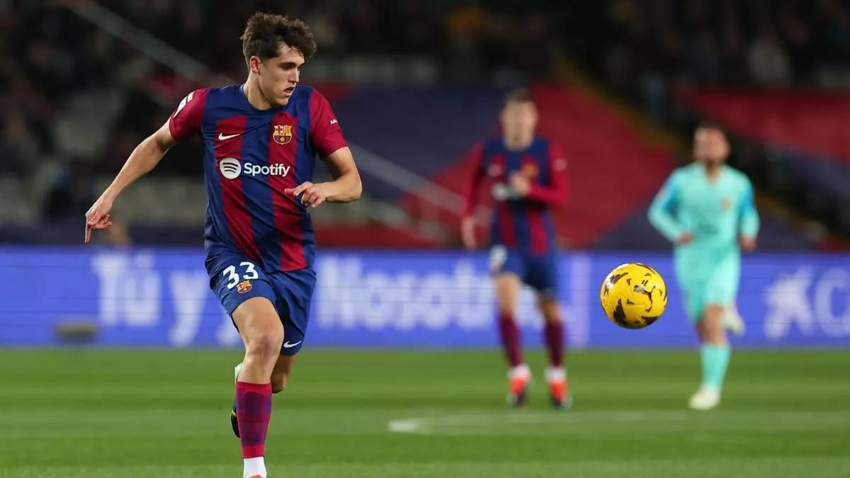 Pau Cubarsí persigue el esférico durante un encuentro con el Barcelona en Primera División.