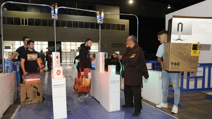 Acceso de participantes a los pabellones feriales, ayer por la tarde. | Bernabé/Javier Lalín