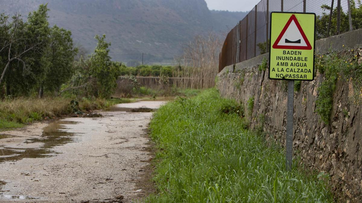 Inundación en uno de los caminos de Alzira, en una imagen de archivo.