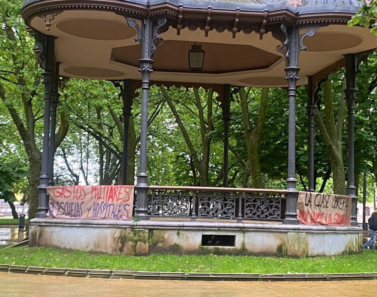 Pancartas en el kiosco del parque del Muelle a primera hora de esta mañana.