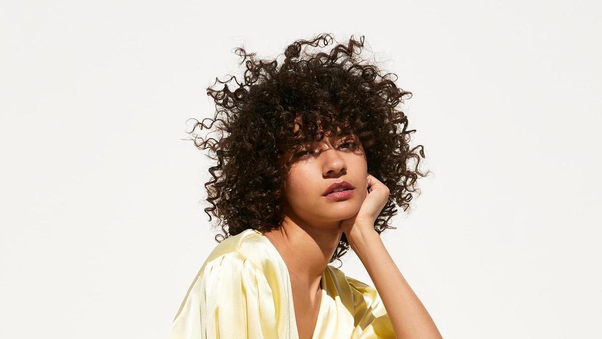 Zara se inspira en el vestido de seda favorito de las 'influencers'