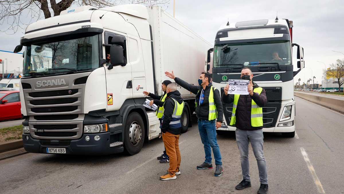 Piquetes informativos en la Zona Franca de Barcelona durante la jornada de huelga de transportes de mercancías