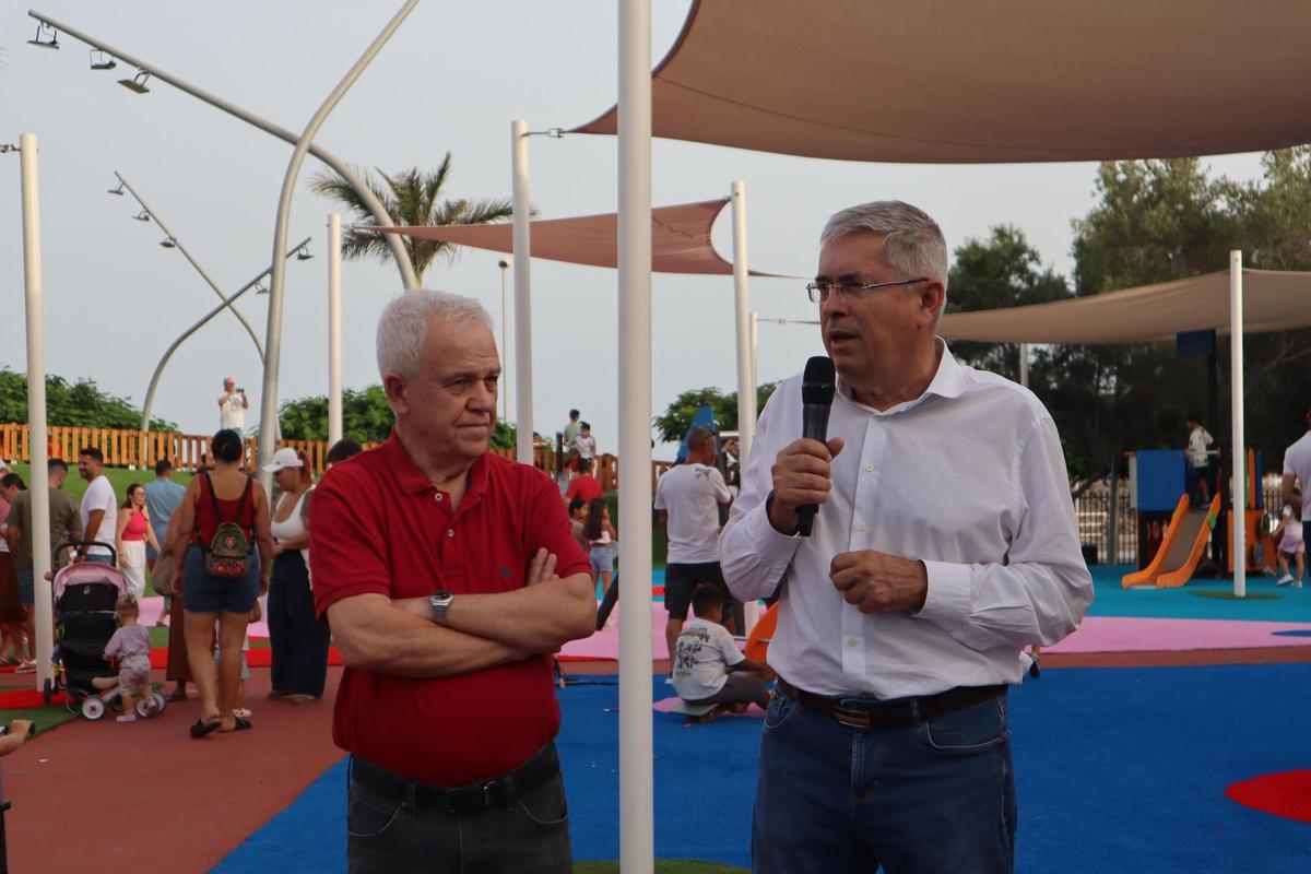 El consejero de Cooperación Institucional y Solidaridad Internacional, Carmelo Ramírez y el alcalde del municipio, Marco Aurelio Pérez, durante la inauguración del parque.