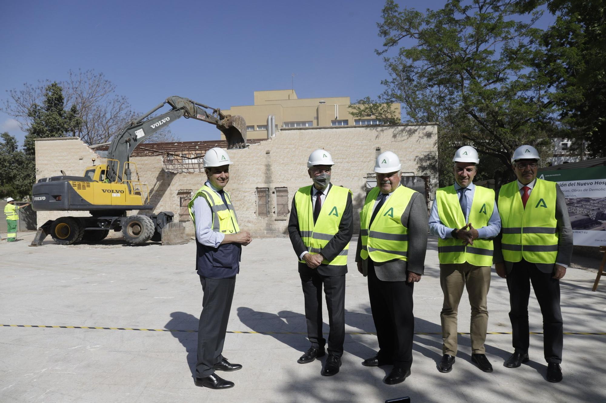 Demolición de las tres naves del Civil donde irá el tercer hospital de Málaga