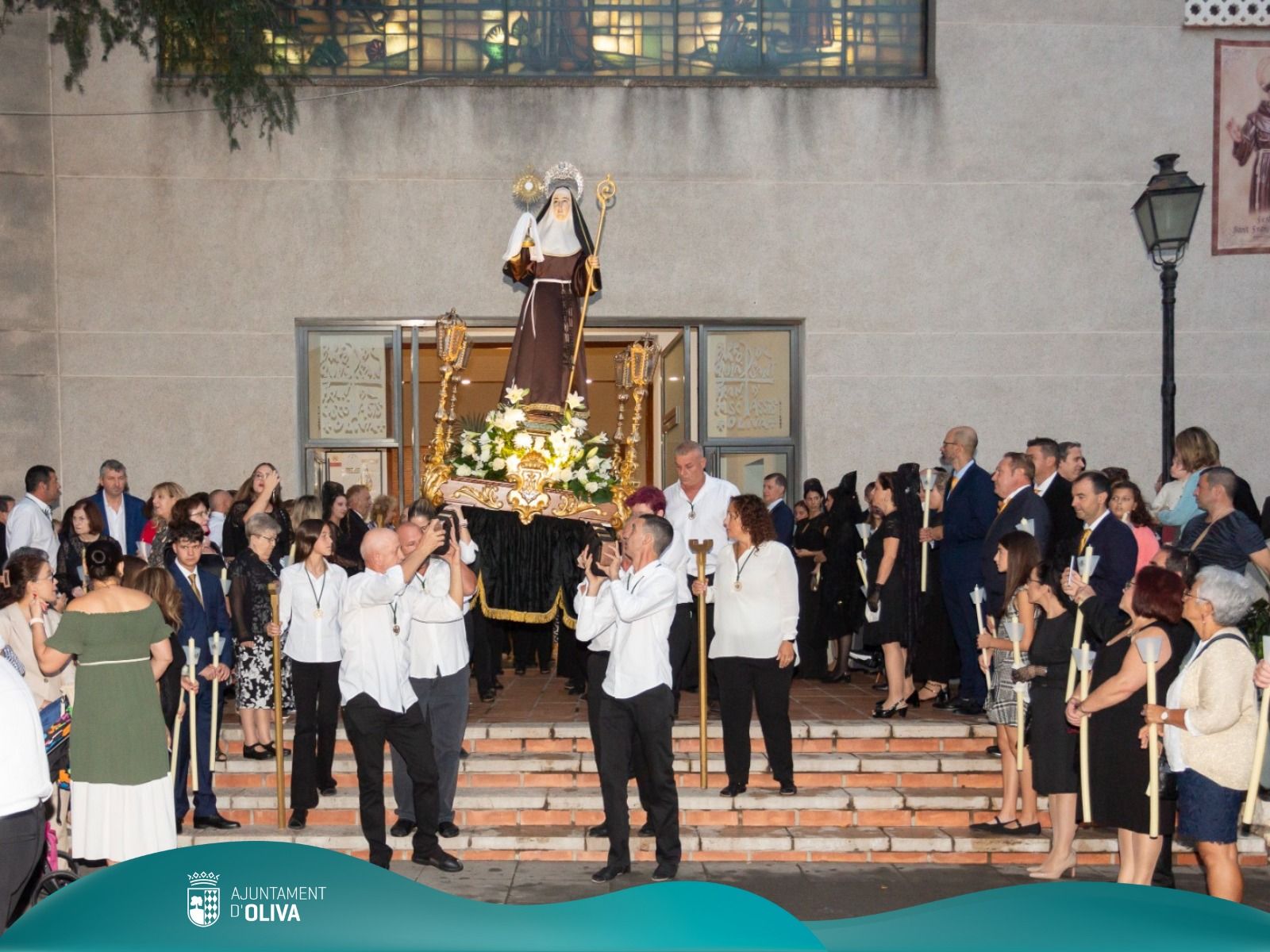 La lluvia respeta la procesión de Sant Francesc en Oliva