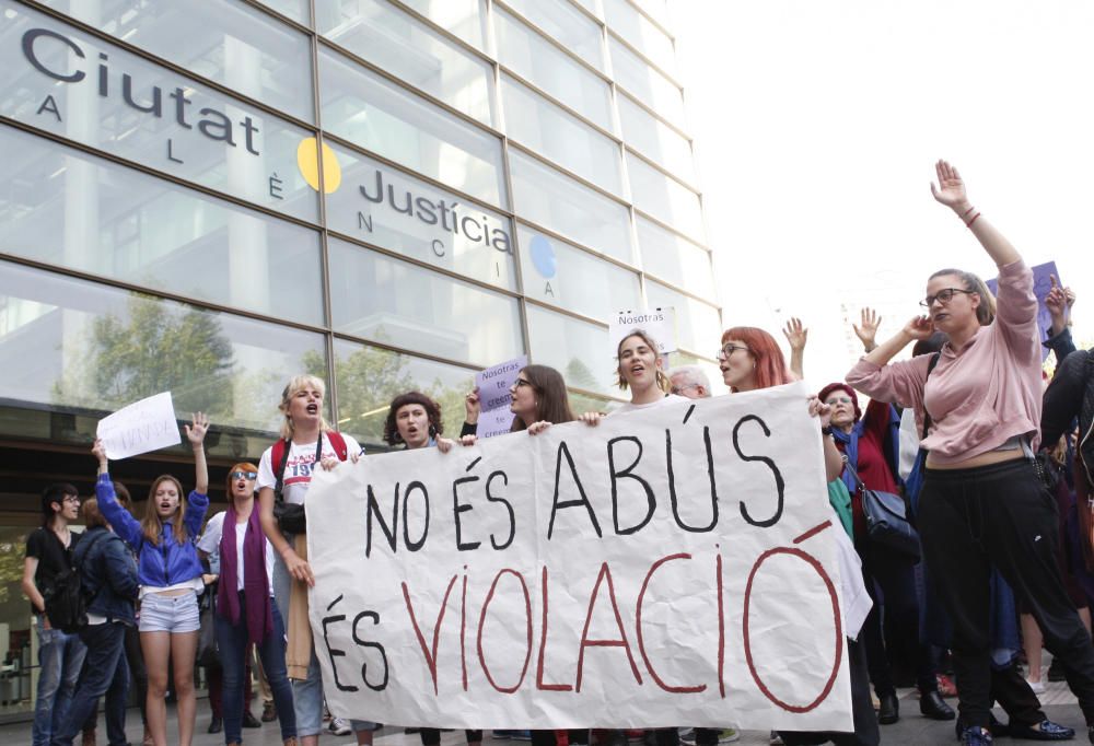 Concentración ante los juzgados de València en rechazo a la sentencia de La Manada