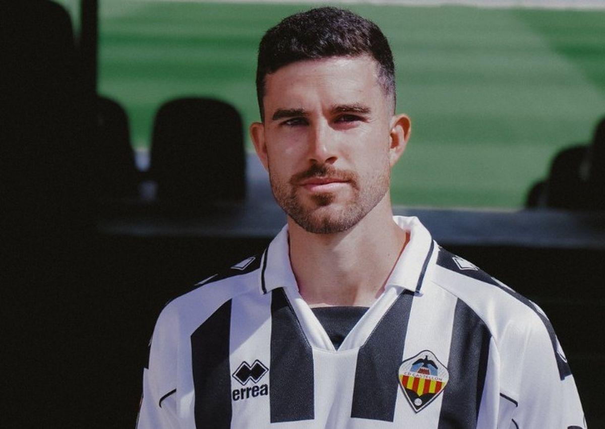Diego Barri, con la camiseta retro del Castellón.