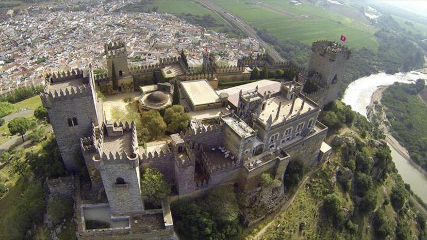 Vista aérea del casco urgano de Almodóvar, con el castillo en primer término.