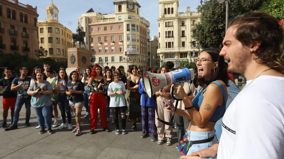 Protesta de estudiantes cordobeses en las Tendillas en defensa de una mayor atención a la salud mental. El Sindicato de Estudiantes ha convocado huelga para este jueves en Andalucía.