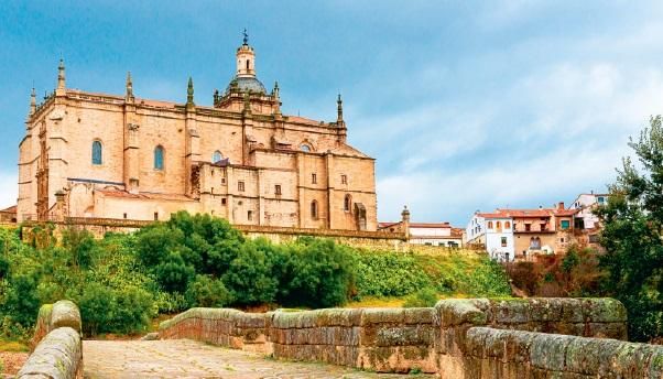 Catedral de Coria, que en su museo expone el mantel de la última cena de Cristo.