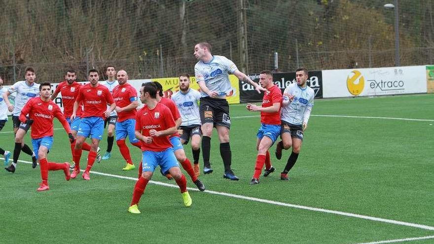 Los jugadores del Verín defienden un balón sobre su área, ayer, en el campo de Oira. // Iñaki Osorio