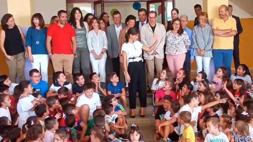 Letizia inaugura el curso escolar en Torrejoncillo