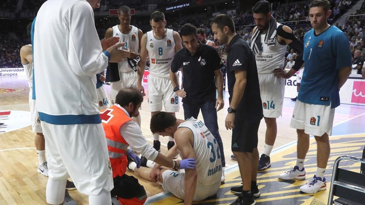 Todo apunta a que Kuzmic puede tener una grave lesión de rodilla