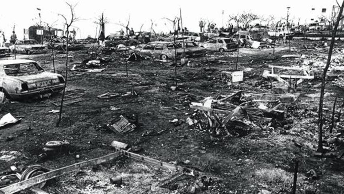 DESOLACIÓN. Aspecto del cámping tras la explosión del camión cisterna que se cobró más de 200 vidas hace ahora 35 años.