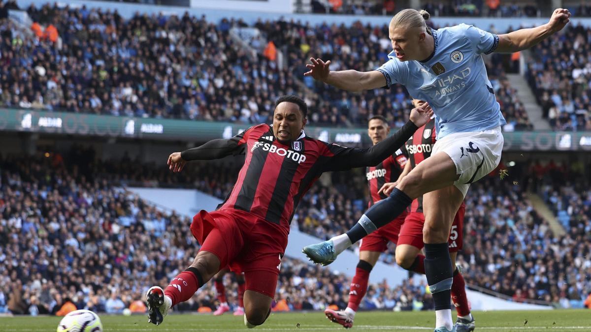 Haaland intenta un disparo ante la defensa del Fulham en el Etihad Stadium.