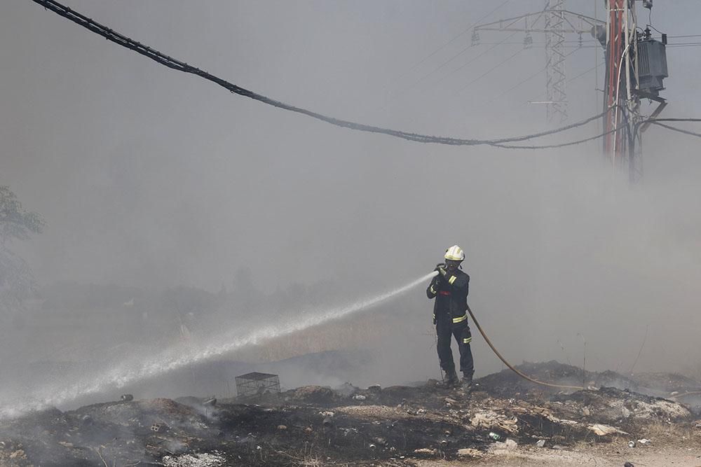 Incendio en el Camino de Carbonell junto a un asentamiento