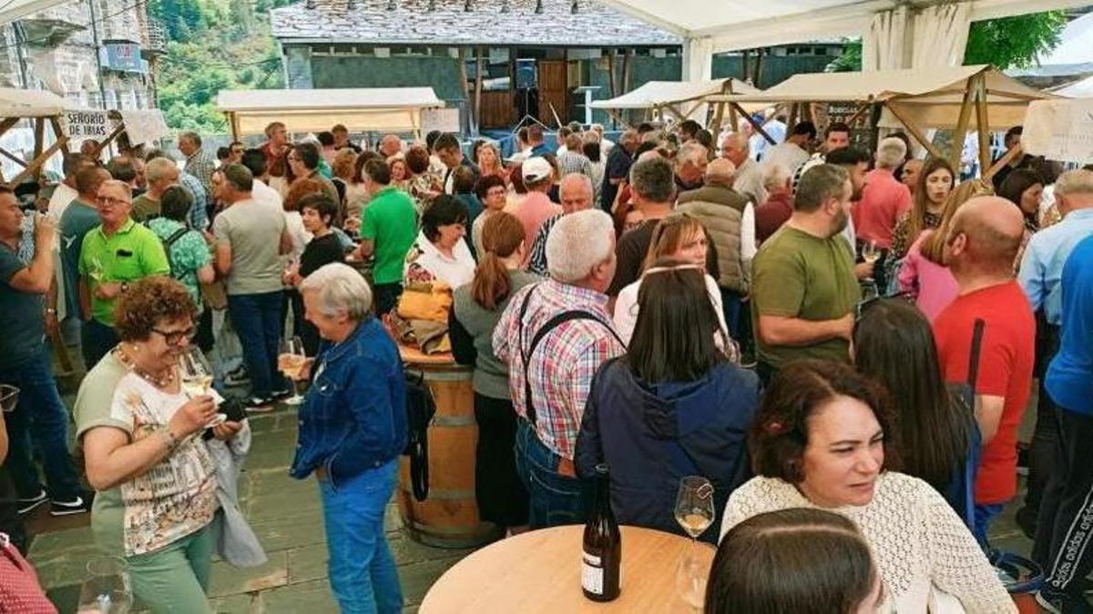 Ambiente en la Fiesta del Vino de Ibias en una edición anterior.