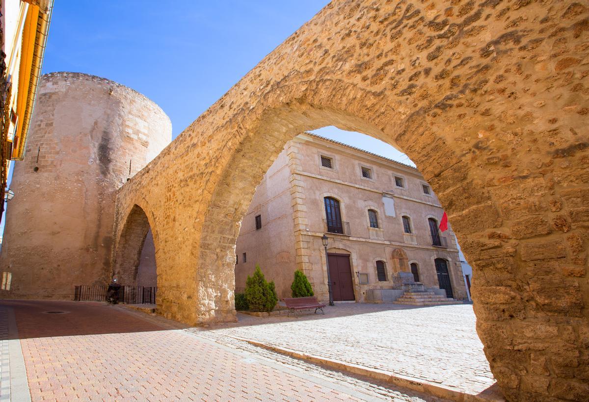 Todavía se conserva la muralla medieval.