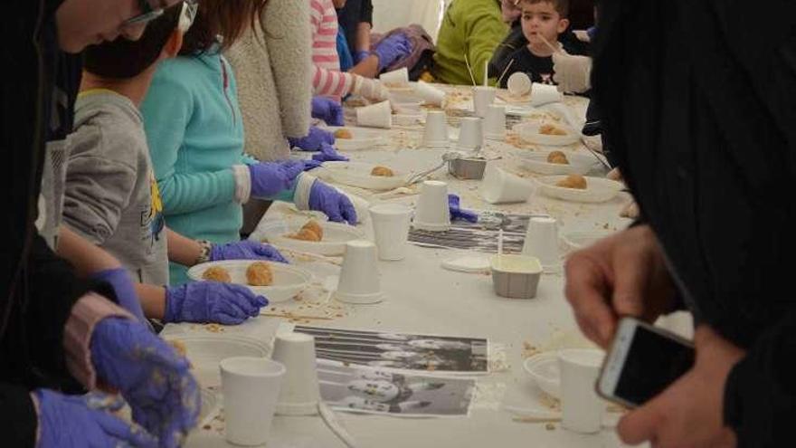 Los niños aprenden formas divertidas de comer dulces para animar el lunes de Carnaval