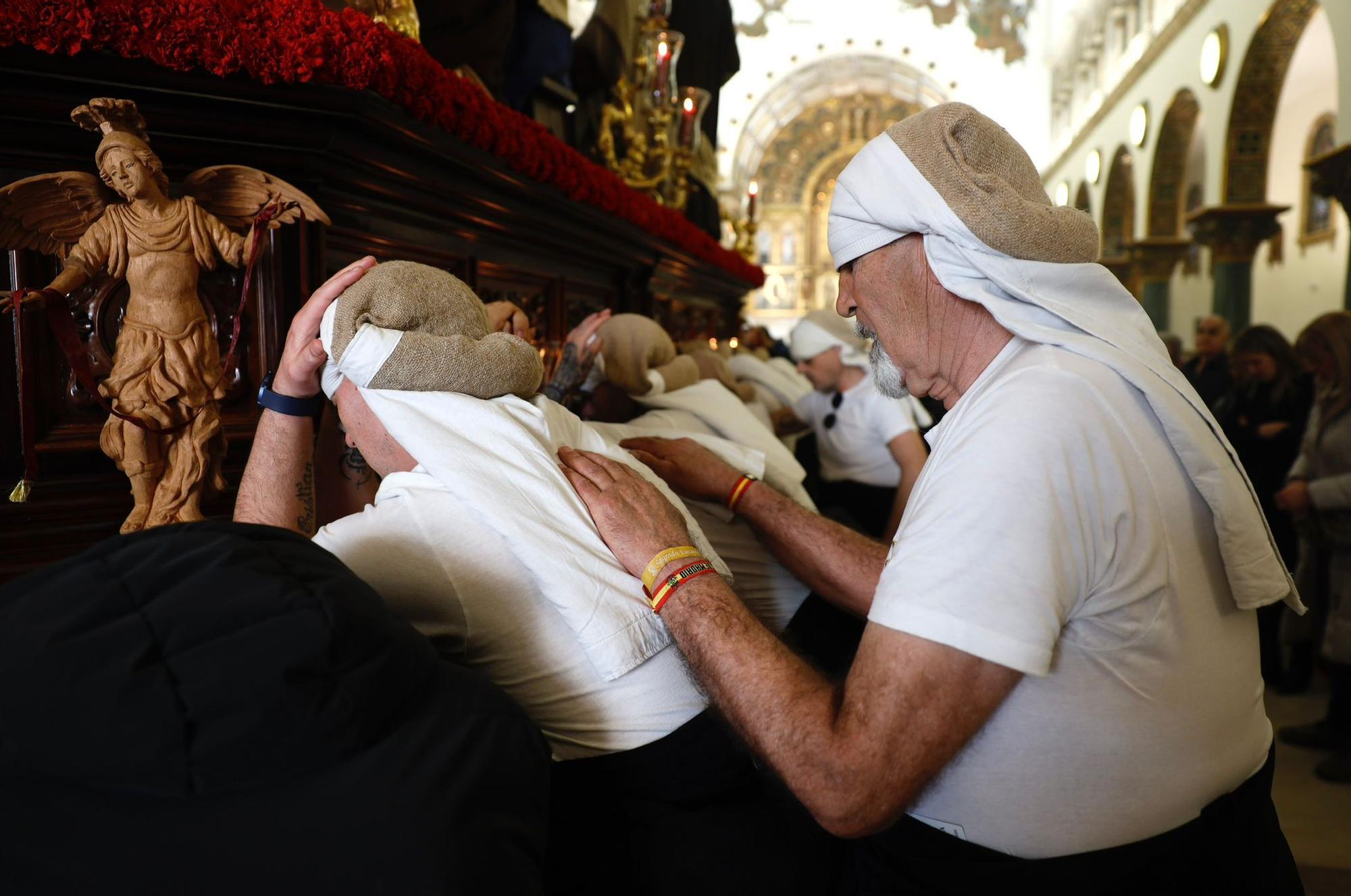 En imágenes | La Cofradía de la Institución de la Sagrada Eucaristía recorre las calles de Zaragoza el Jueves Santo