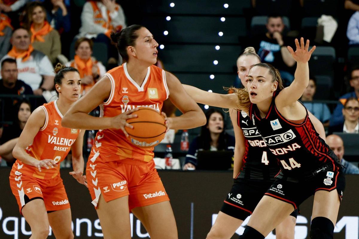 María Araújo y Queralt Casas, en el partido ante el Spar Girona.