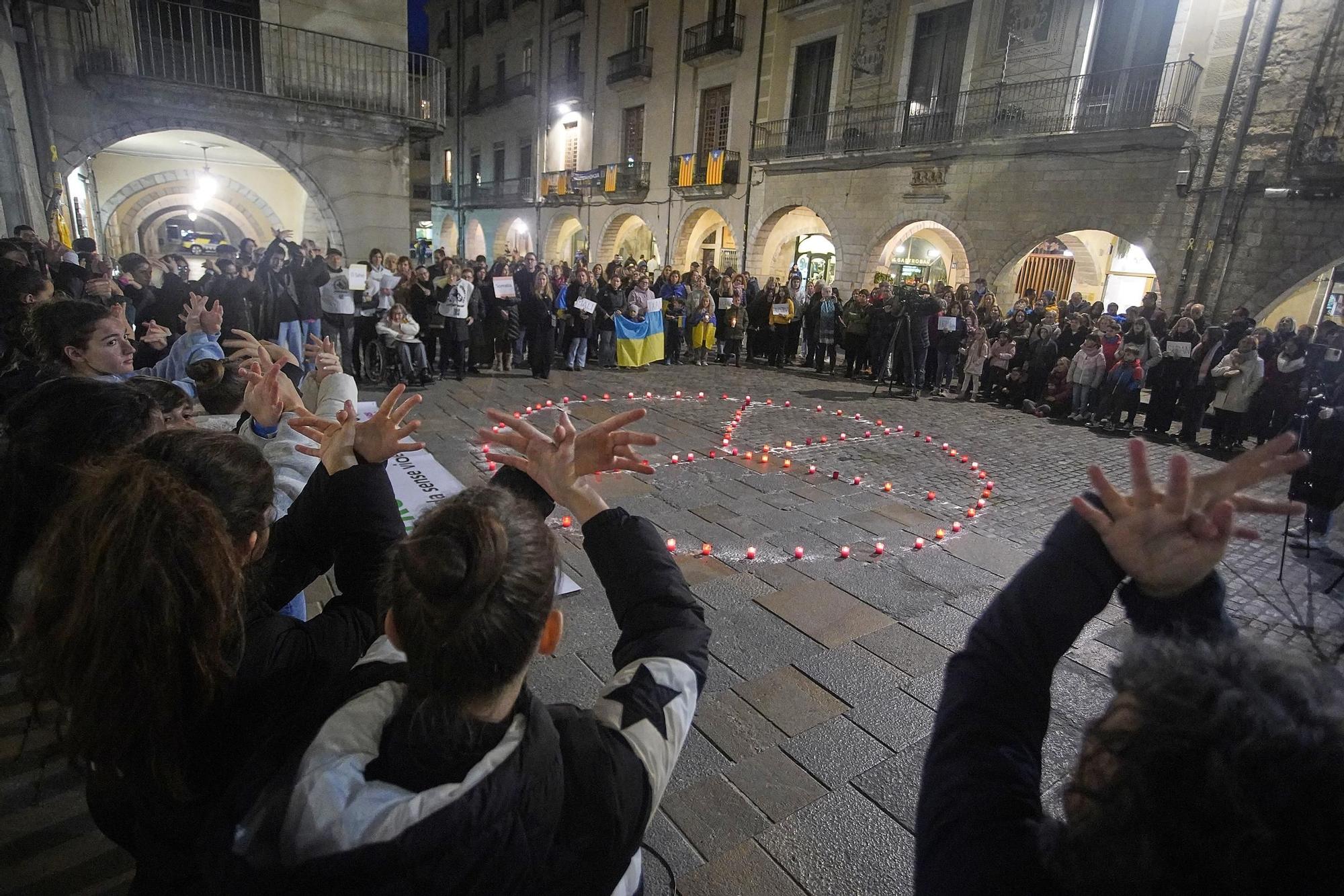 Encesa d'espelmes a Girona pels dos anys de la guerra d'Ucraïna