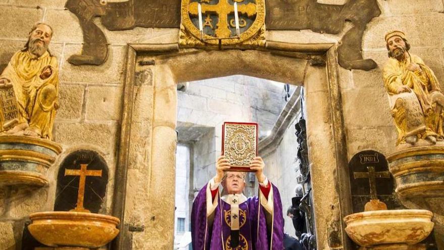 EL arzobispo Julián Barrio, ayer, durante la apertura de la Puerta Santa por el Año de la Misericordia.