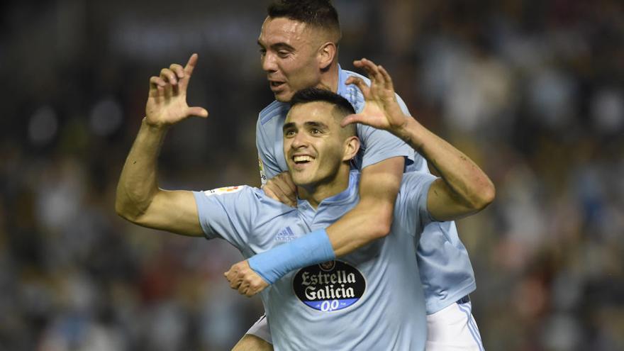 Maxi Gómez celebra un gol junto al delantero Iago Aspas esta temporada con el Celta de Vigo.