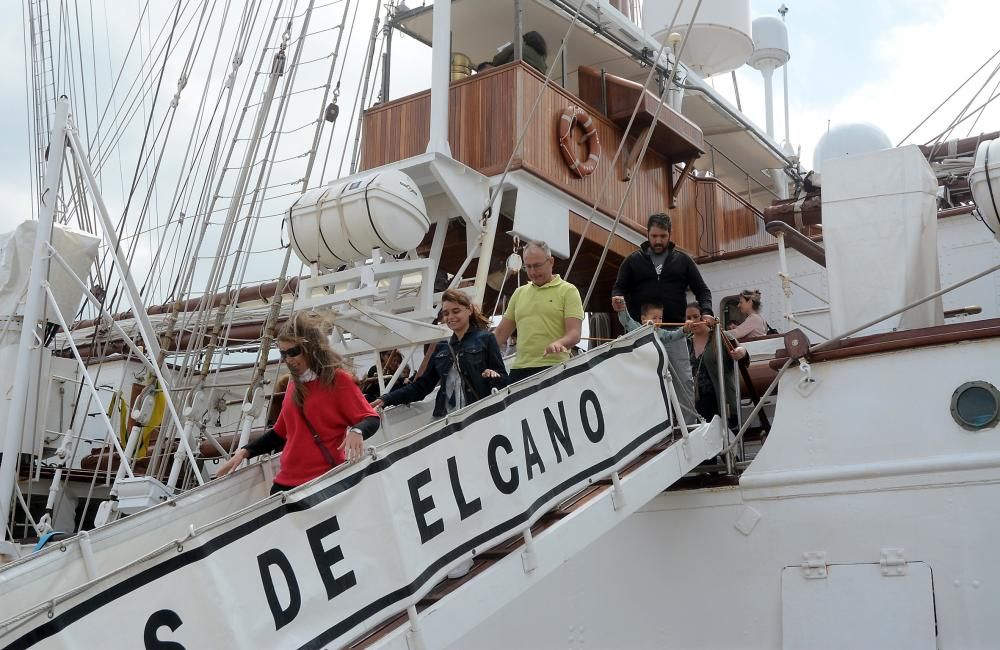 El "Juan Sebastián de Elcano" atrae a visitantes