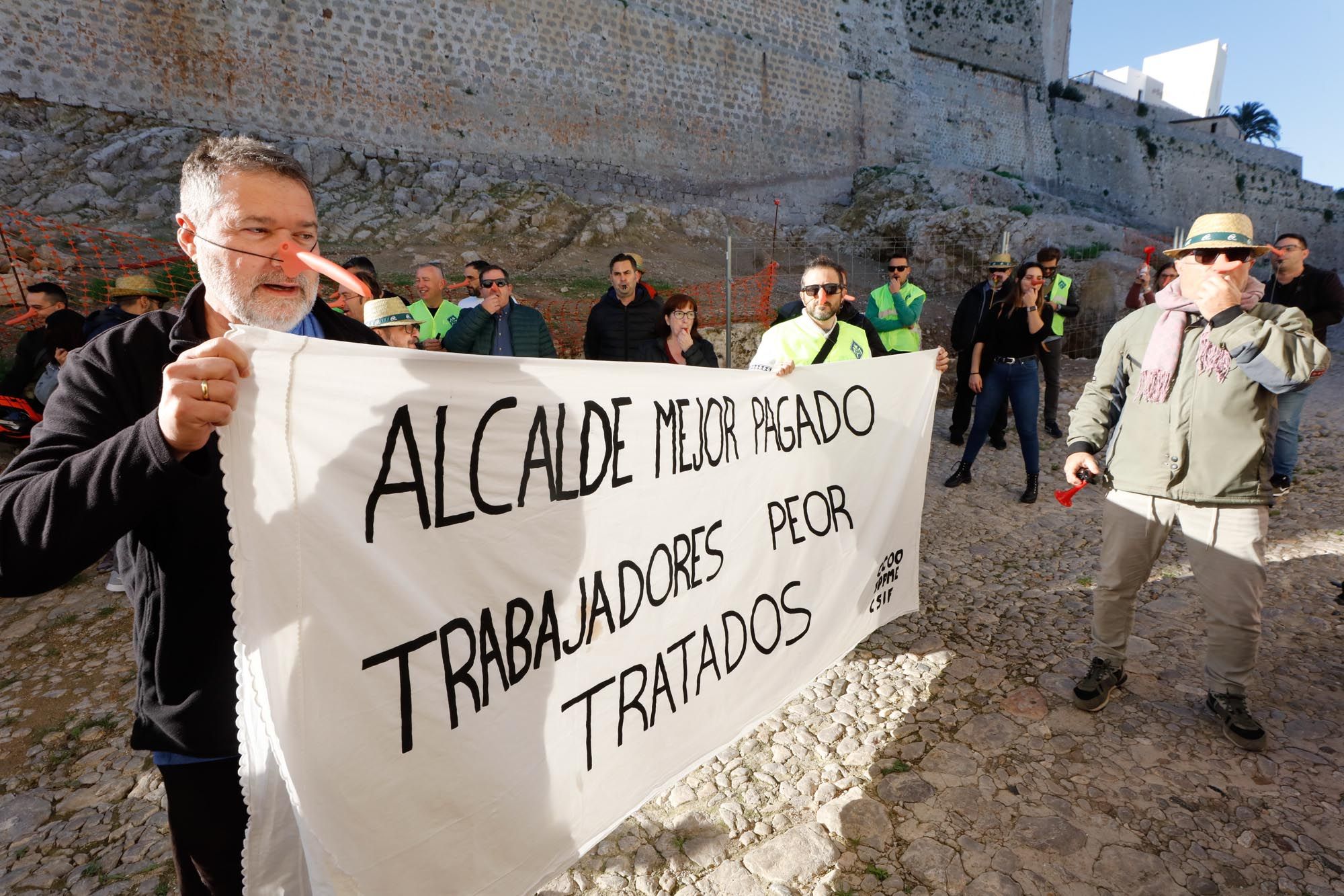 Trabajadores del Ayuntamiento de Ibiza se manifiestan por los puestos de trabajo