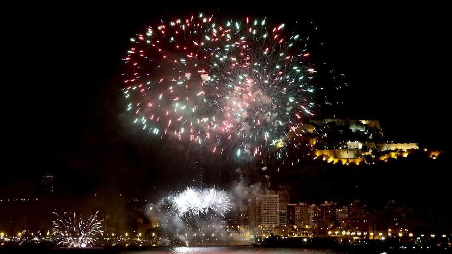 Calendario de los castillos de fuegos artificiales desde la playa del Cocó