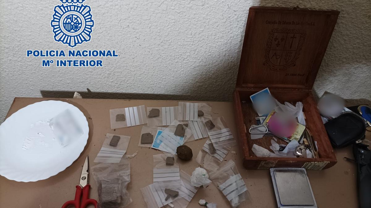 Sustancias que la Policía Nacional ha decomisado de la vivienda en Elche