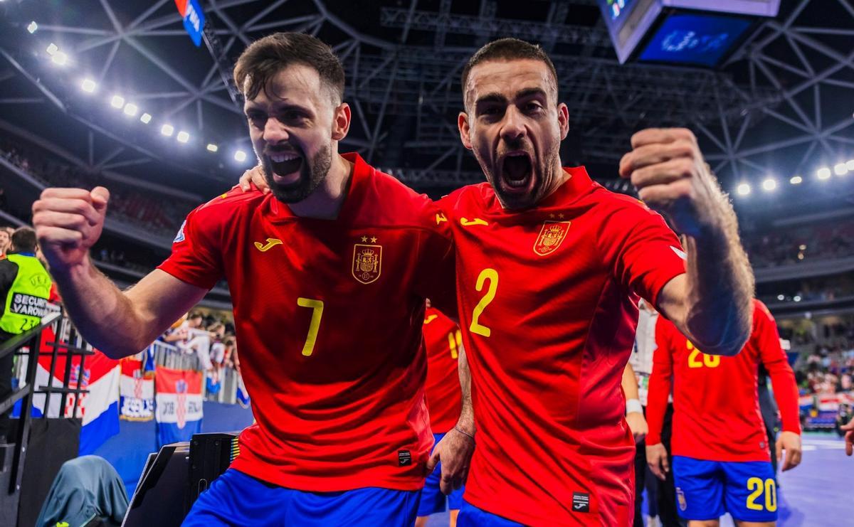 Cecilio, a la derecha, celebra una victoria en el Europeo junto a su compañero en el Movistar Inter David Raya.