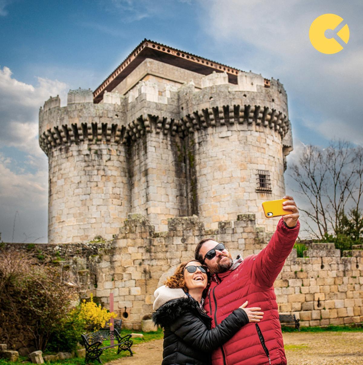Selfi. Una pareja ante el castillo de Granadilla.