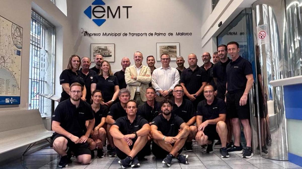 El regidor Toni Deudero con los nuevos conductores de la EMT.