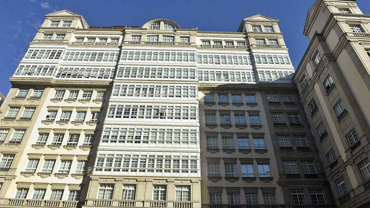 Vista parcial del edificio que sirvió de sede a la empresa Fenosa antes de su remodelación.